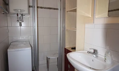 Tageslichtbad mit Waschmaschine