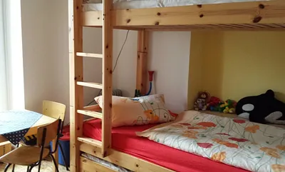 Kinderzimmer mit Doppelstockbett und Bettschublade