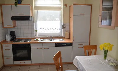 Küchenzeile mit Essbereich