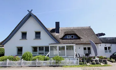 Hausansicht, oben rechts ist die Sonnenterasse zum Studio