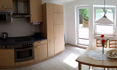 Küche mit Zugang zur Terrasse