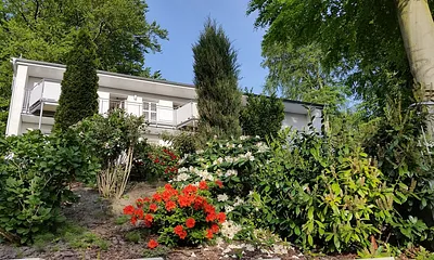 Blick vom Parkplatz auf das Haus