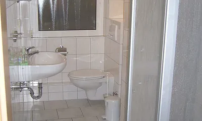 Dusche + WC mit Fenster