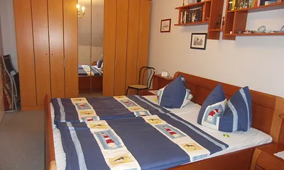 Kleiderschrank im Schlafzimmer