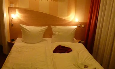 Schlafzimmer mit einem Doppelbett