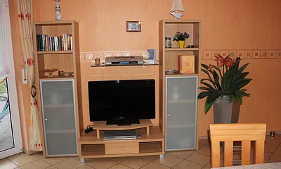 Wohnzimmerschrank mit TV, Hifi-Anlage, DVD-Player