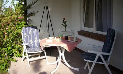 sonnige Terrasse mit Grill