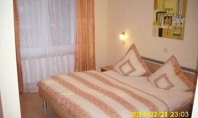 Schlafraum mit großem Kleiderschrank