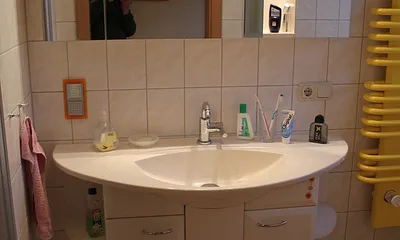 Bad mit Dusche, WC, Einbauradio