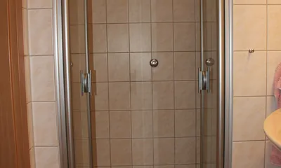 Geräumige ebenerdige Dusche - jetzt mit Wandbrause