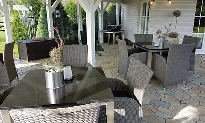 überdachter Grillplatz am Saunagebäude