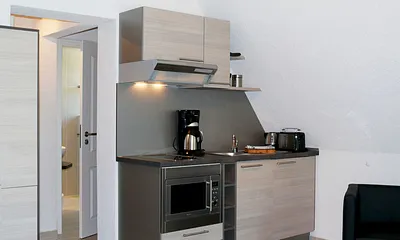 Küchenzeile, mit Komplettausstattung (Geschirrspüler, Backofen, Ceranfeld, Kühlschrank mit Gefrierfach) 