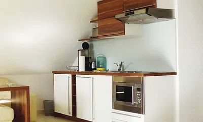 Küchenzeile mit Komplettausstattung (Geschirrspüler, Backofen, Ceranfeld, Kühlschrank mit Gefrierfach)