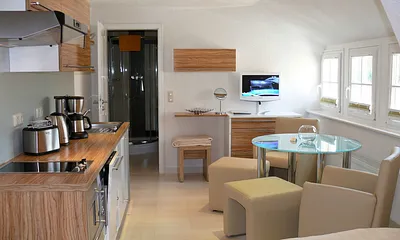 Gesamtansicht, moderne Einbauküche mit Sitzgruppe