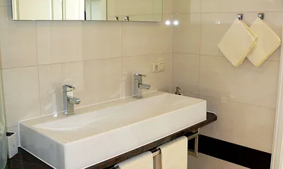 Badezimmer mit Doppelwaschbecken
