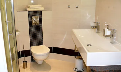 modernes Duschbad mit Doppelwaschbecken