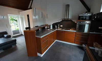 Einbauküche mit kompletter Ausstattung sowie mit Barteil