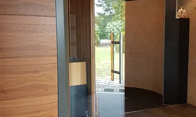 Saunabereich im Nebengebäude, Sauna -sowie Infrarotkabine und Saunadusche  