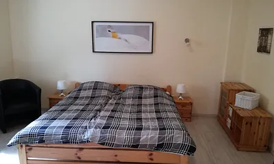 großzügiges Schlafzimmer mit Kinderbett