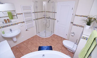 ... und ebenfalls eine große Echtglasdusche mit Thermostatmischbatterie