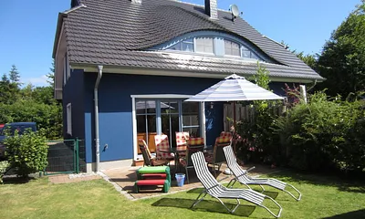 Große sonnige Süd-West Terrasse mit großem Gartentisch, Sonnenschirm und Sonnenliegen.