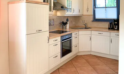 Die offene Küche ist komplett ausgestattet, incl. Geschirrspüler, Backofen und Mikrowelle