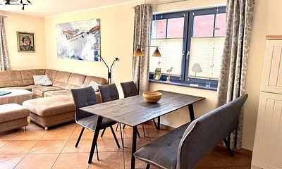 Der großzügige Wohn-Eßbereich mit großem Eßtisch und gemütlicher Couchgarnitur.