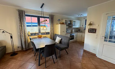 Eßtisch für 6 Personen und offene Küche