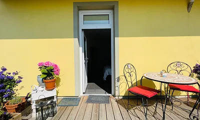 Mit kleiner Terrasse