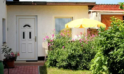 Außenansicht / Eingangsbereich mit Terrasse