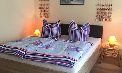 Schlafzimmer mit Doppelbett 