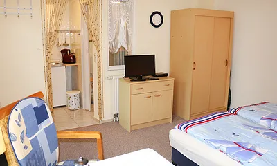 kleine Küchennische vorhanden mit Kühlschrank, 2-Plattenherd, Kaffeemaschine & Co 