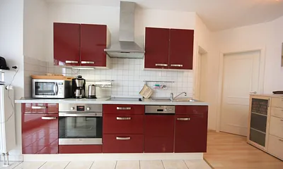 Blick auf die voll ausgestattete Küchenzeile (3,70 m) mit Geräten