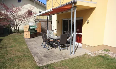 Terrasse mit Markise und Strandkorb