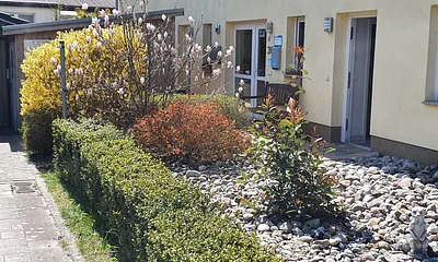 Zufahrt, Haus Nordseite und Eingang zur Wohnung