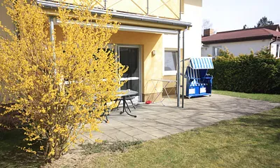 Blick auf die Terrasse mit Strandkorb und Markise
