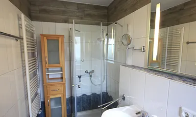 Tageslichtbad mit Handtuchwärmer, flacher Duscheinstieg