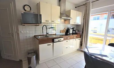 Küchenzeile mit großer Mikrowelle mit Grill- und Heißluftfuktion