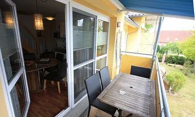 Balkon mit Sonnenschutzmarkise