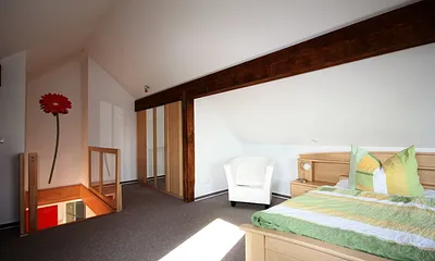 Maisonette-Schlafzimmer im Dachgeschoß mit Aufgang