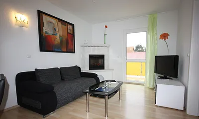 Kaminecke mit Couch und 32"-LCD-Fernseher, DVD