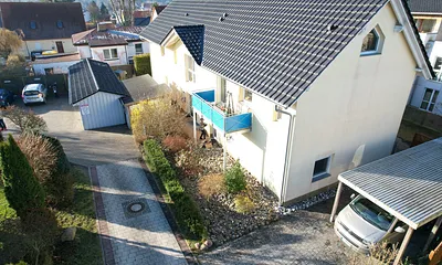Frühling Hauszufahrt