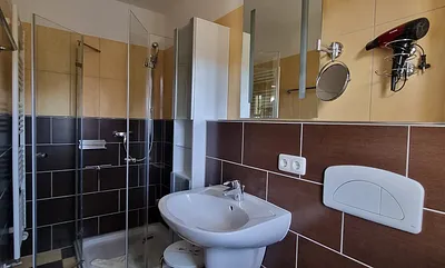Duschbad mit Handtuchwärmer