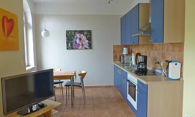 umfangreich ausgestattete Küche mit Essplatz