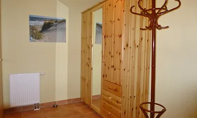 Kleiderschrank mit Ganzkörperspiegel