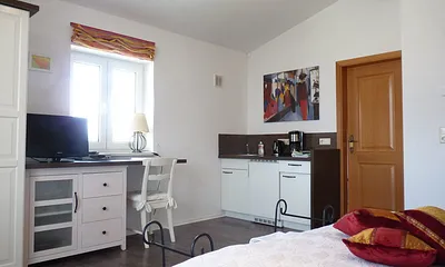 Flachbildschirm, Küche mit 1 Induktionskochplatte, Kühlschrank