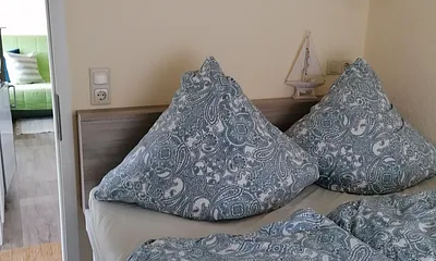 Schlafzimmer,Bett 1,40breit,Kleiderschrank mit reichlich Platz, angenehme Betthöhe(extra Stauraum!