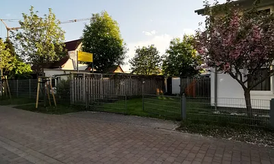 Blick auf die Terrasse und den Parkplatz