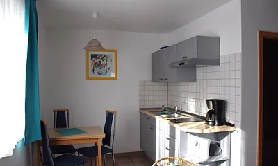 KÜCHE mit Wasserkocher, Toaster und Kaffeemaschine 