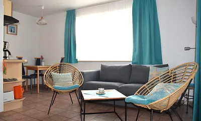 Wohnbereich mit ausklappbarer Schlafcouch 140 x 200 cm